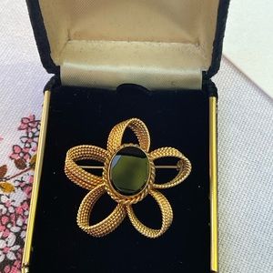 Vintage 1960s Winard Fancy gold filled 12k Ornate black onyx flower brooch